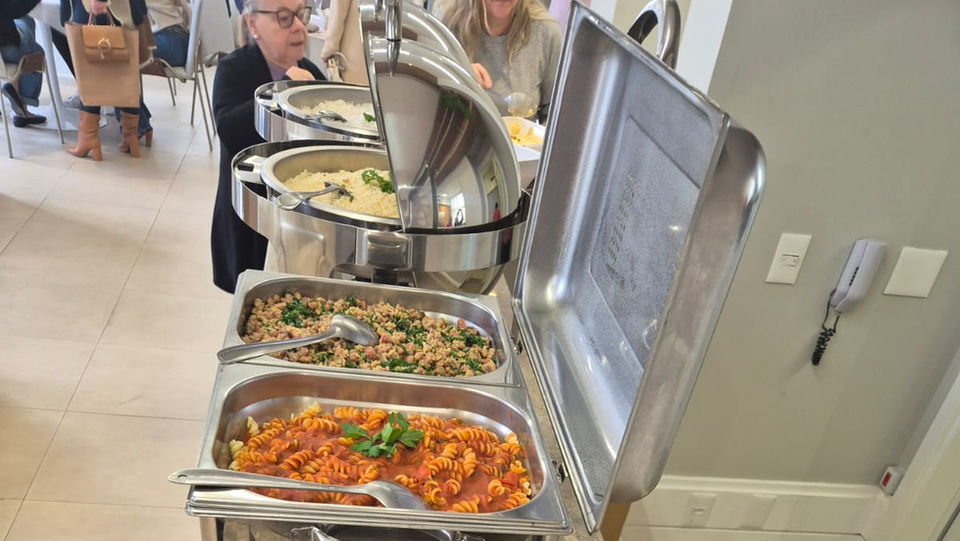 Carnes assadas e acompanhamentos servidos em buffet de churrasco a domicílio