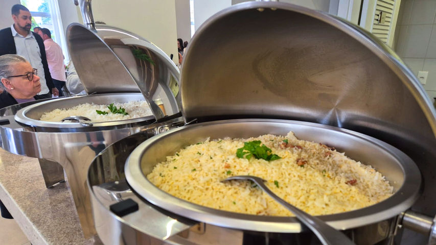 Buffet de churrasco com carnes grelhadas e acompanhamentos variados em evento domiciliar