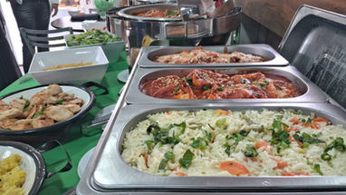 Buffet a domicílio com pratos típicos italianos como massas, antepastos e molhos artesanais