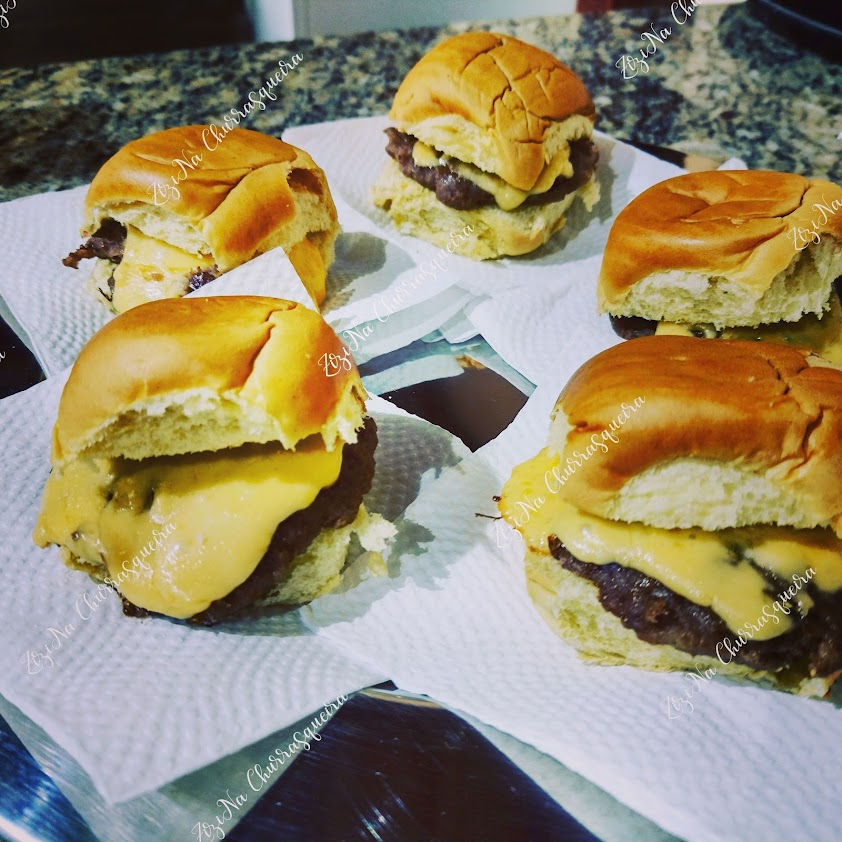 Pratos gourmet finamente decorados servidos em buffet gourmet a domicílio durante evento exclusivo.