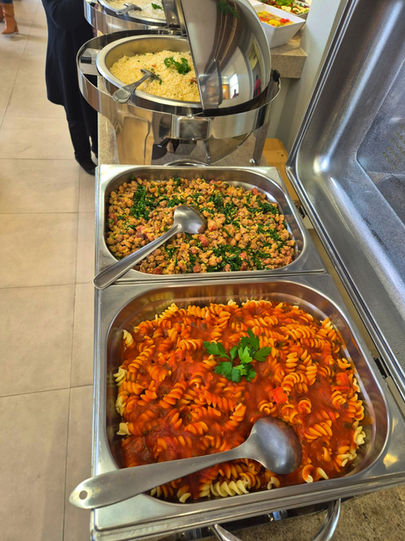 Pratos de massas artesanais servidos em buffet a domicílio para eventos