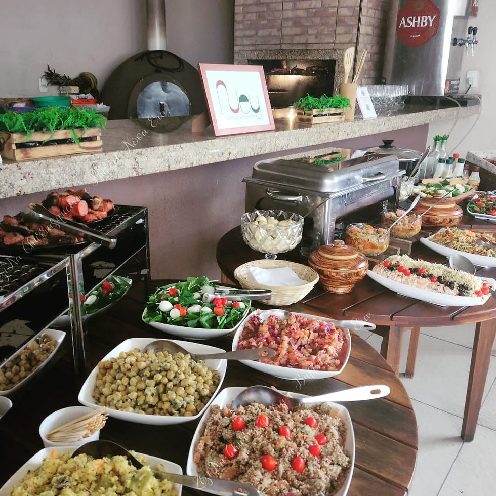 Equipe profissional servindo convidados em evento com serviço de buffet.