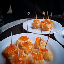 Dadinho de tapioca servido em buffet a domicílio para festa boteco
