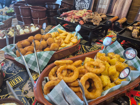 Porções típicas de boteco servidas em buffet a domicílio