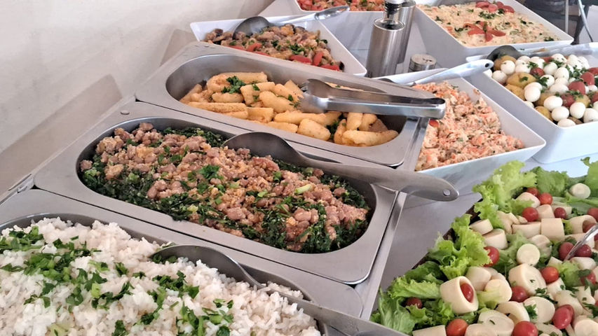 Churrasco com carnes assadas e acompanhamentos servidos em buffet a domicílio