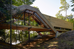 BridgeHouse (Casa Puente) de LLAMA URBAN DESIGN, una Casa de madera que conecta dos lados de un vall