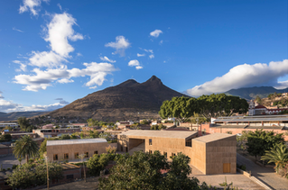 Centro mexicano de arqueología y textiles utilizando concreto teñido