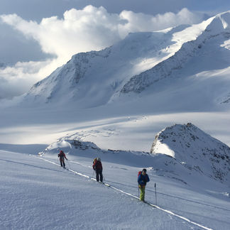 Raid à skis en Oberland, Suisse.