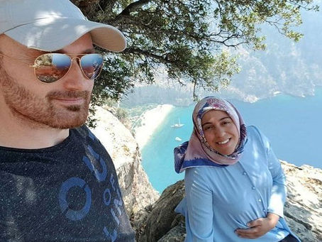 Husband takes cliff edge selfie with pregnant wife ‘then throws her 1000ft to her death’ Mirror News