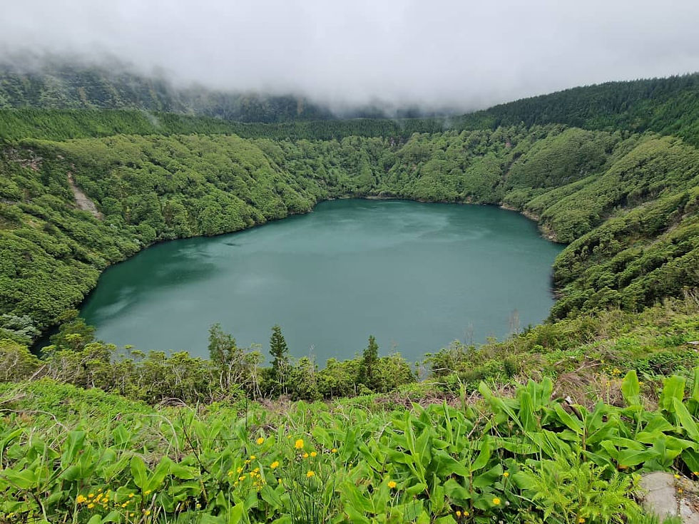 Vulkankratersee - Lagoa Rasa - mit Nebeldach