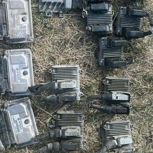 CAEN CUATRO SUJETOS CON 17 COMPUTADORAS PARA VEHÍCULO Y 44 DOSIS DE DROGA