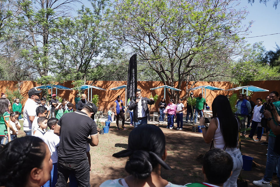 ENCABEZA EL ALCALDE DE AGUASCALIENTES JORNADA DE REFORESTACIÓN EN UNA ESCUELA PRIMARIA