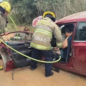 HOMBRE QUEDA PRENSADO TRAS CHOCAR FRONTALMENTE CONTRA UN CAMIÓN DE CARGA EN ASIENTOS