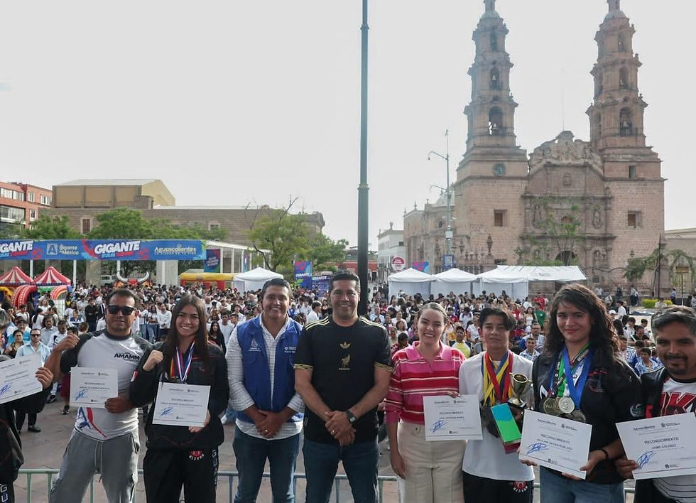 ENCABEZA LEO MONTAÑEZ TARDE DE JÓVENES EN LA FAN ZONE DE PLAZA DE LA PATRIA