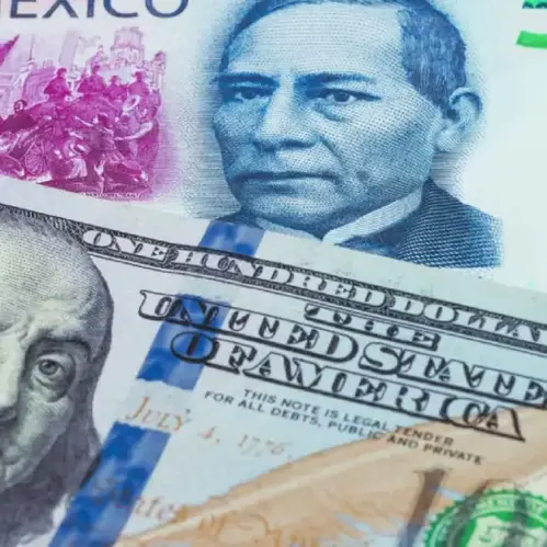 EL PESO MEXICANO RETROCEDE LIGERAMENTE, PERO SE MANTIENE DEBAJO DE LOS 17 PESOS POR DÓLAR