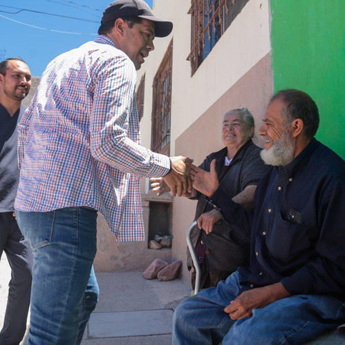 LEO MONTAÑEZ SUPERVISA OBRAS Y HACE ENTREGA DE APOYO AUDITIVO