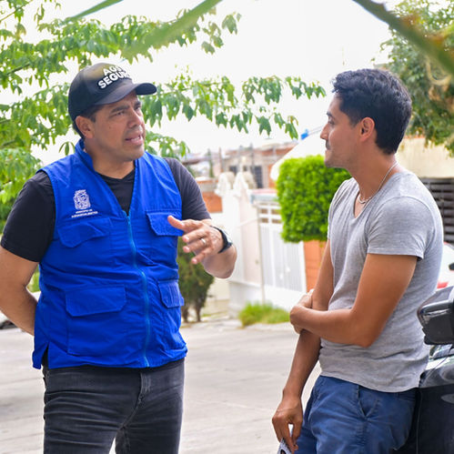LEO MONTAÑEZ ATIENDE PETICIONES DE VECINOS EN LOMAS DEL MIRADOR