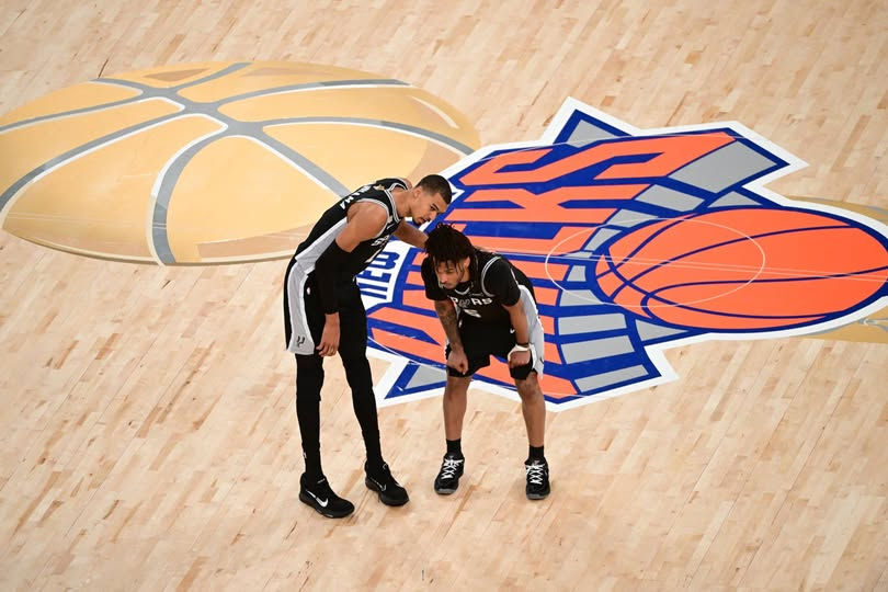 SAN ANTONIO LE PONE NÚMERO Y GANA A KNICKS; LA SERIE ESTÁ 2-1.