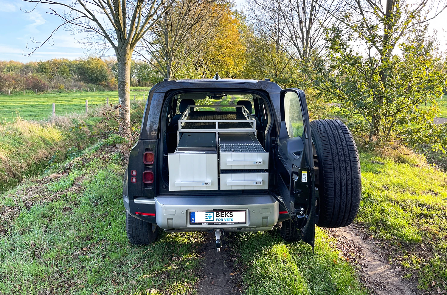 BEKS-Systems_Autoapotheek voor dierenartsen Land Rover Defender.webp