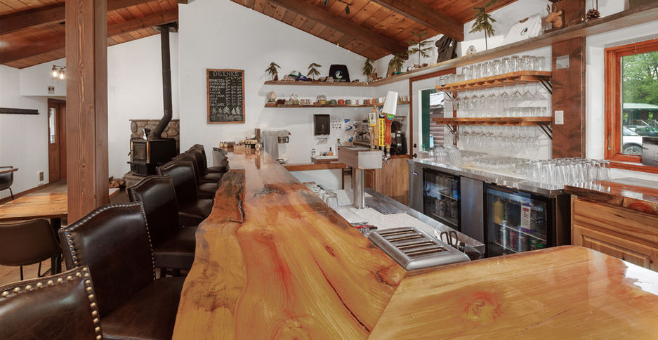 dog-creek-lodge-Restaurant-Bar-4.jpg