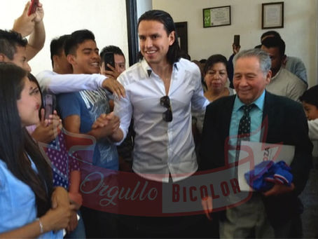 El jugador "Jerry" Flores imparte platica magna en el Ayuntamiento de Mendoza.