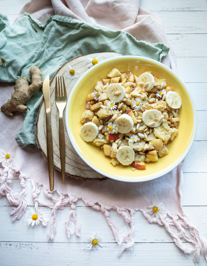 Warmes Frühstück mit Ingwer und Obst