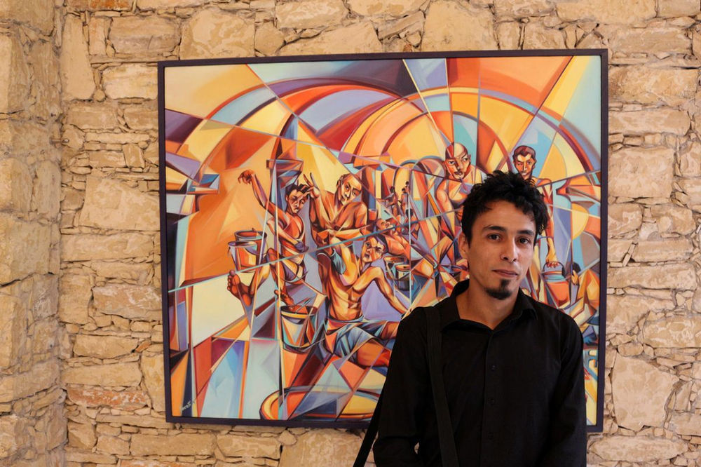 Un jeune peintre prometteur expose ses oeuvres à l'Institut français d