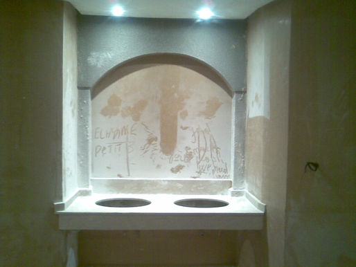 Vasques dorées et cheminée avec terres cuites : esprit des 1001 nuits