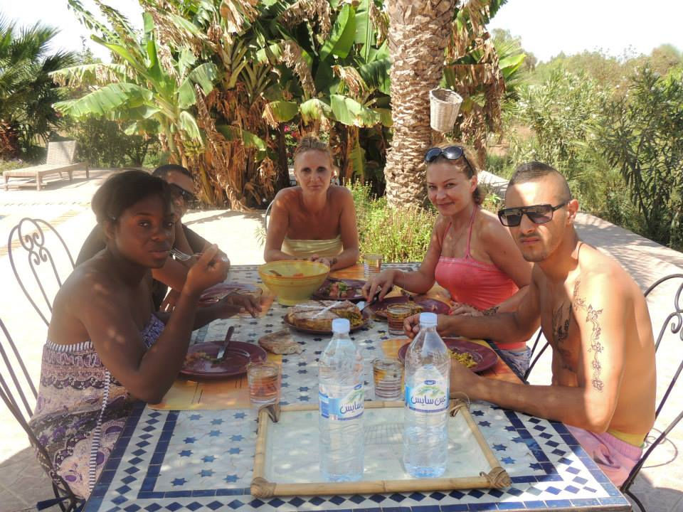 Repas au bord de la piscine