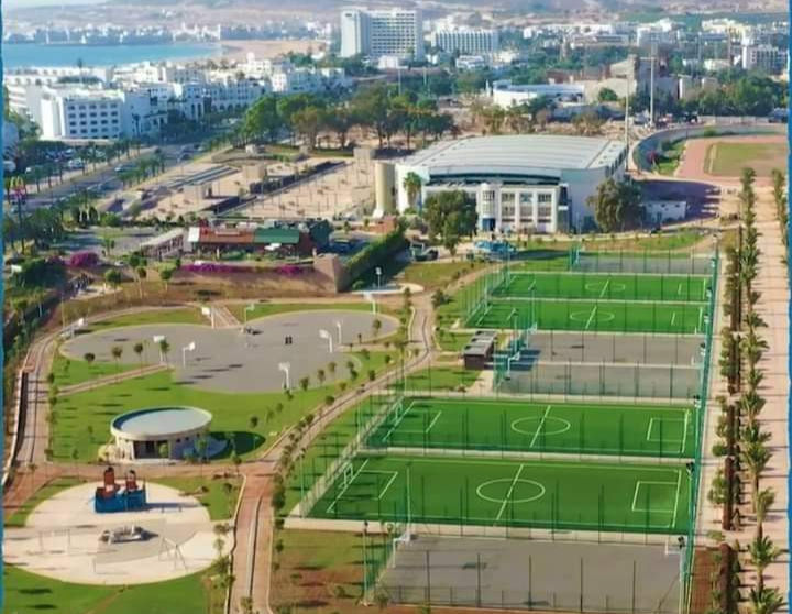 Le Parc Al Inbiâat d'Agadir et ses nombreux terrains de sport.
