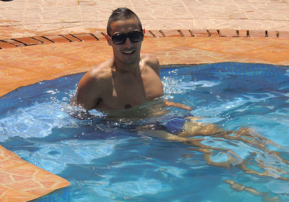 Sur les marches de la piscine