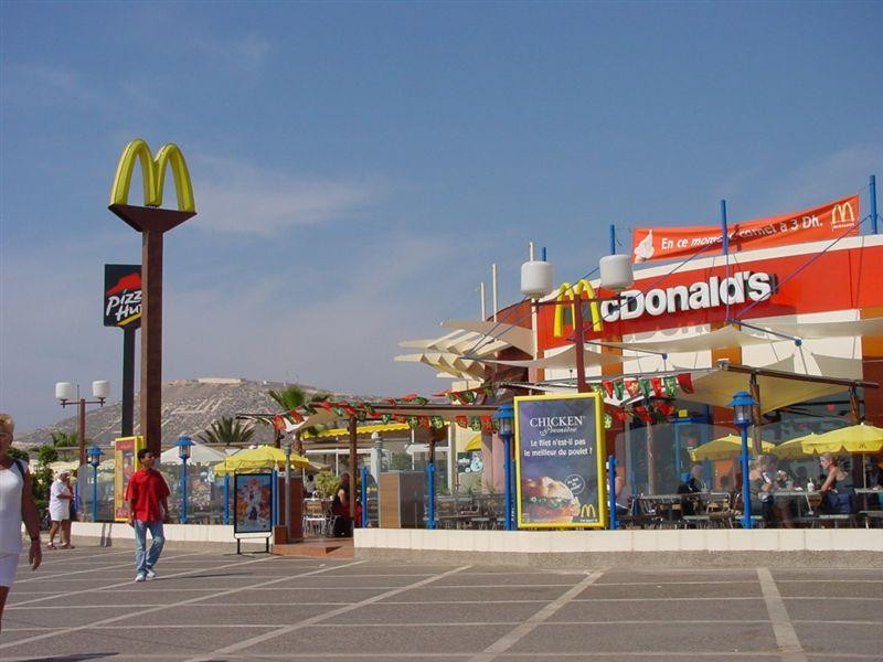 Le MacDo de la promenade le long de la plage