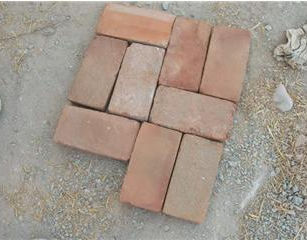 Bejmats et zelliges sur la plaza autour de la piscine