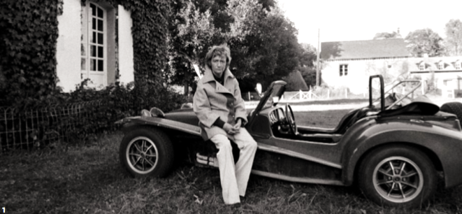Françoise Sagan devant le manoir du Breuil