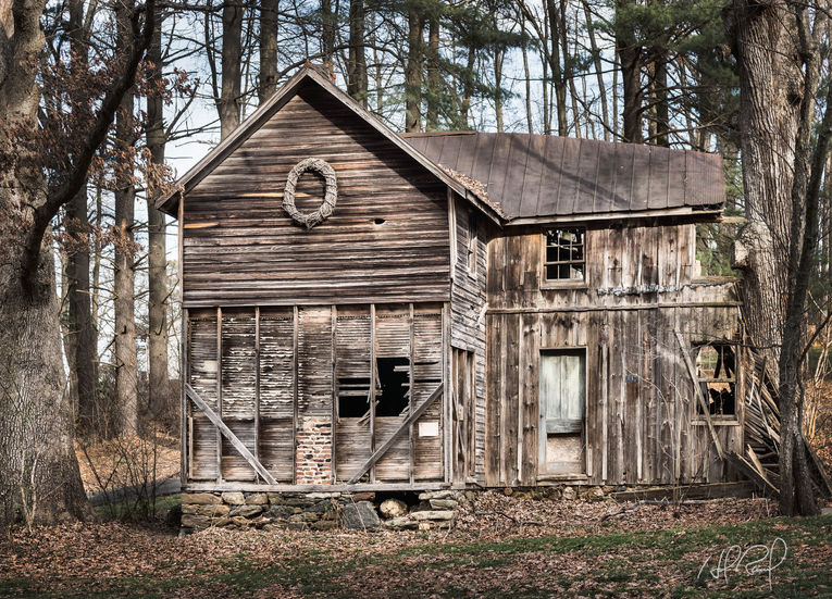 Hal Rummel's photograph of an abandoned building. 