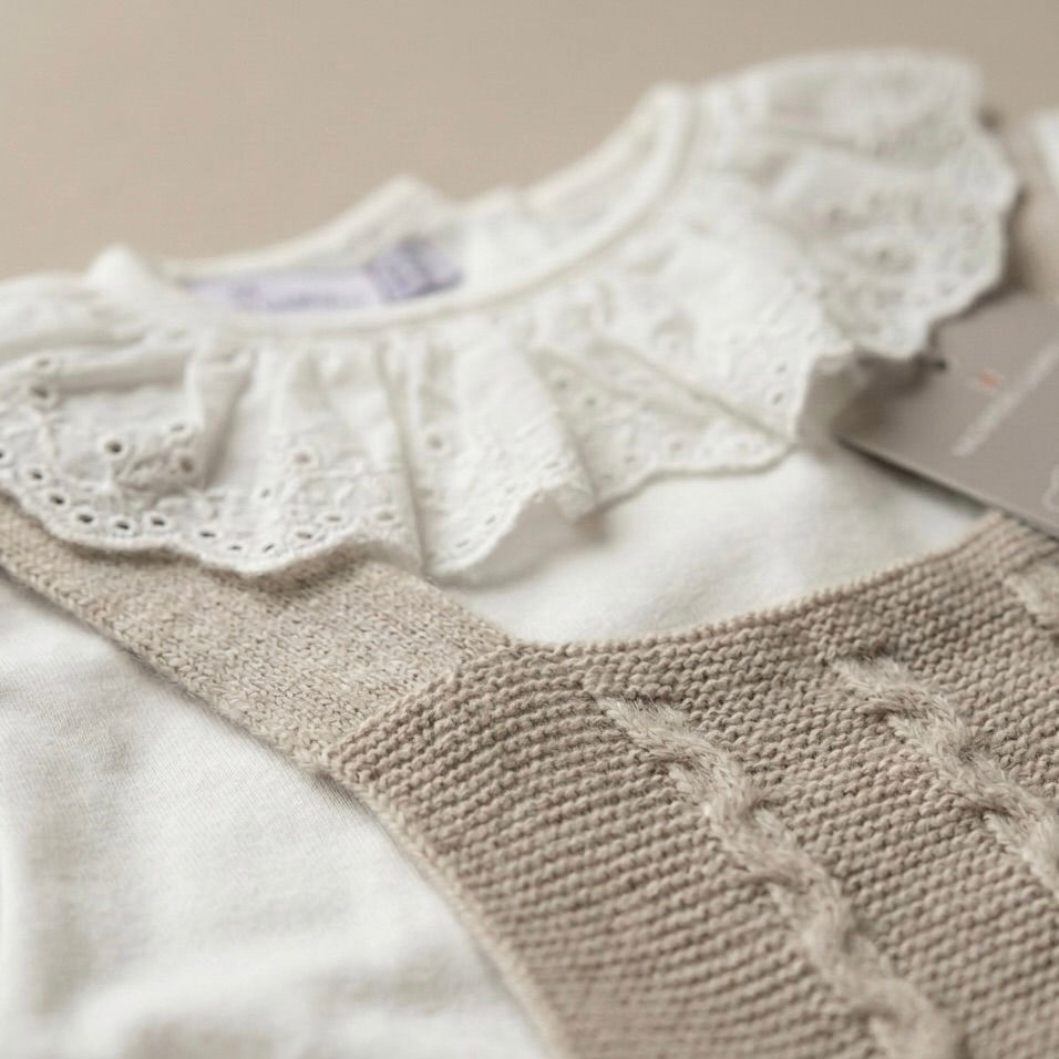 Miniatura: Completo in Maglia con Salopette, T-shirt con Volant, Cuffietta e Calzine Beige