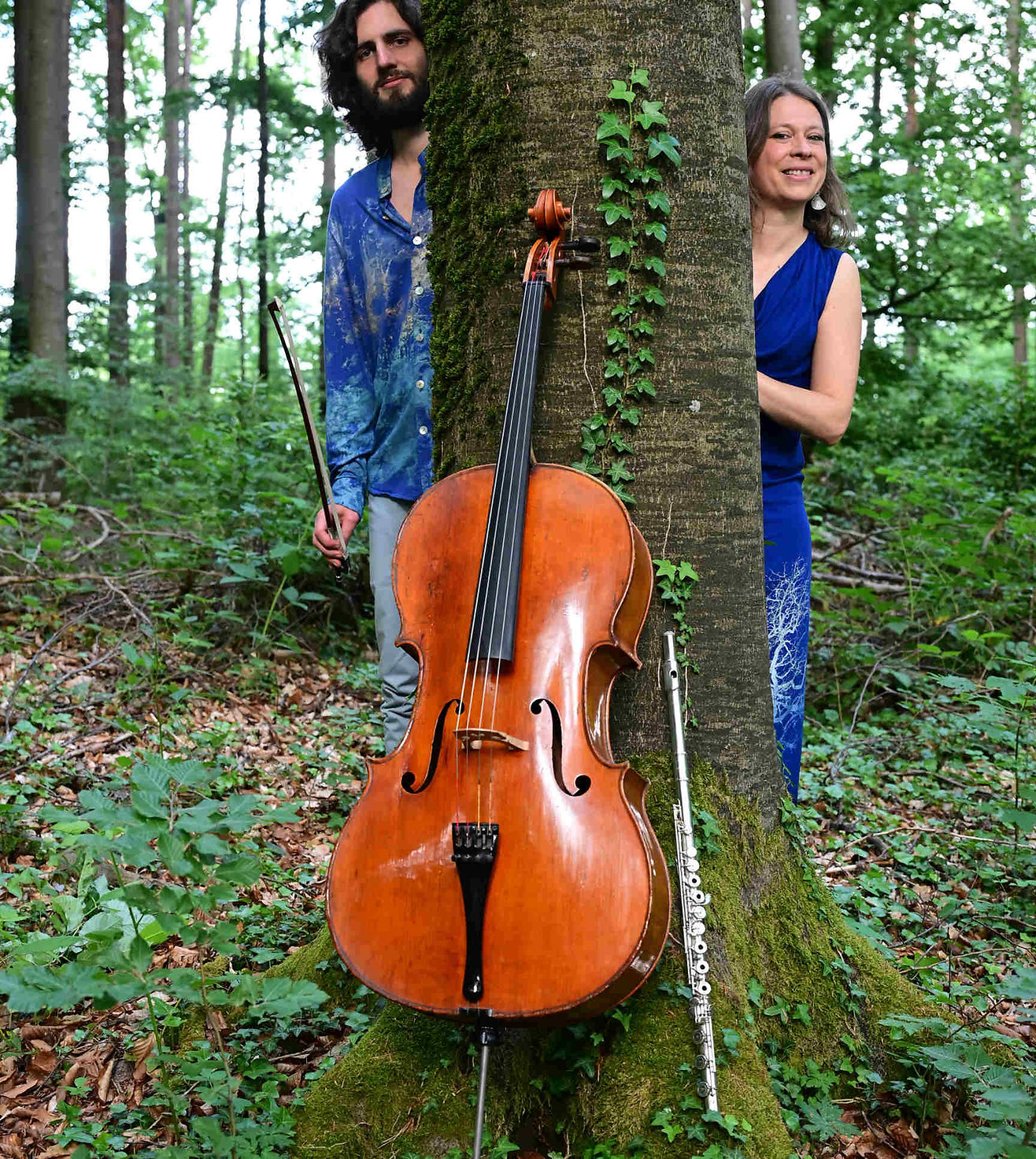 Duo Flying Tree im Wald mit Instrumenten