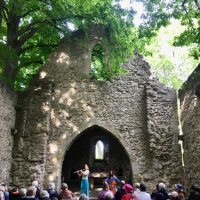 Duo Flying Tree mit Instrumenten in der Natur bei einem Konzert