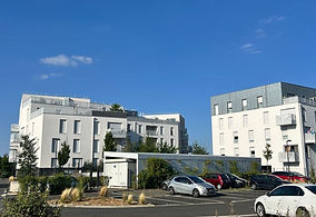 Résidences modernes, parking voitures