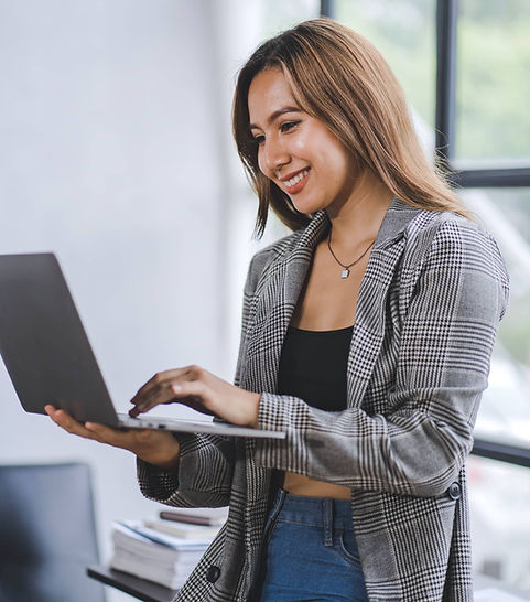 woman laptop_edited.jpg