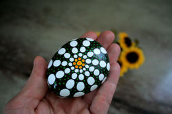 stone-painting-dot-art-painted-rock-daisy-design-floral-pattern-5.jpg