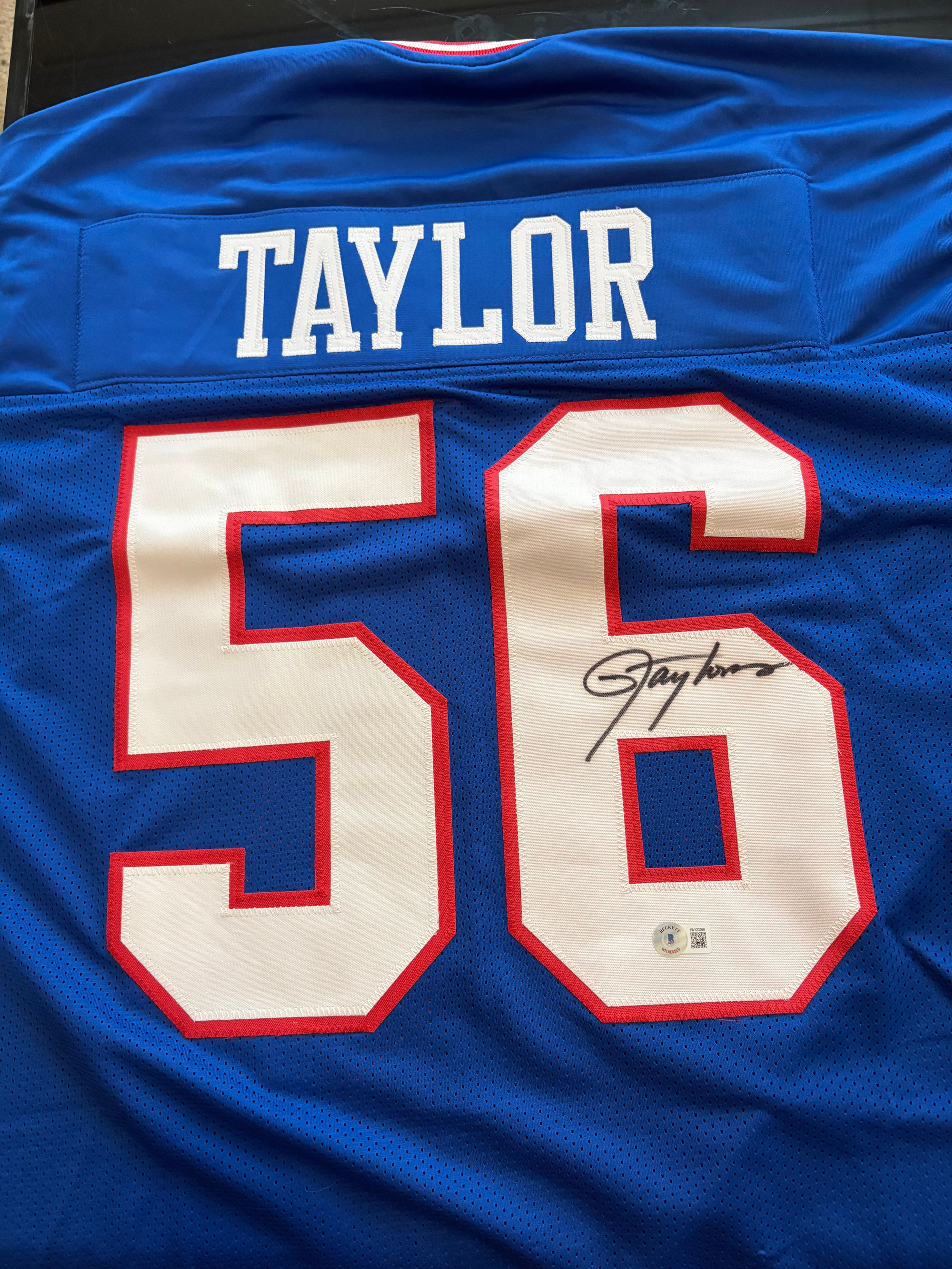 Giants Lawrence Taylor signed jersey