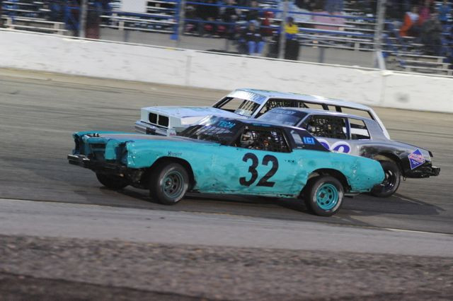 #32 Brett Yackey battles Mike Steward and Jeff Dempwolf in the Pure Stock feature. (Starr photo)