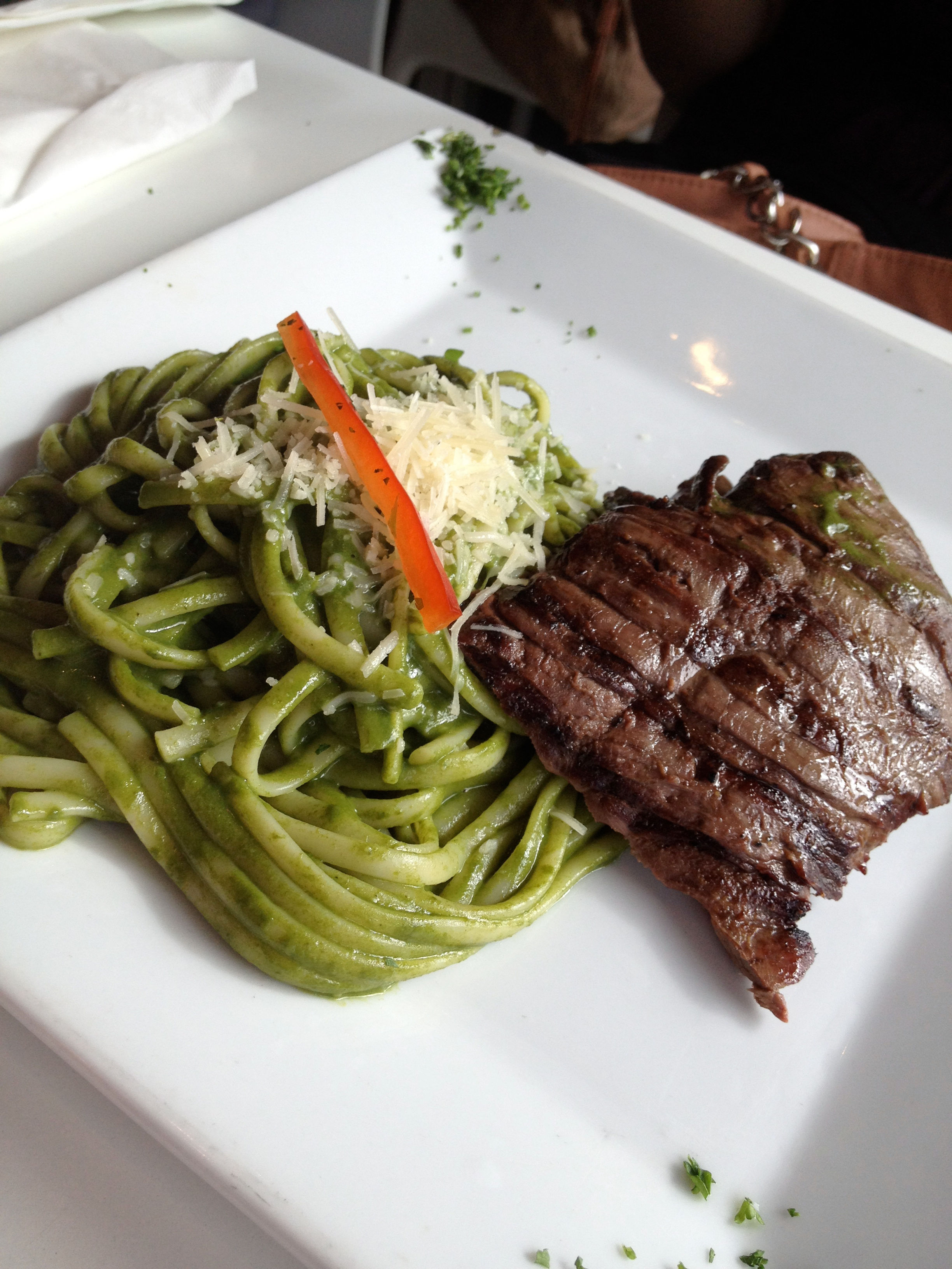 Tallarines Verdes con Bistec