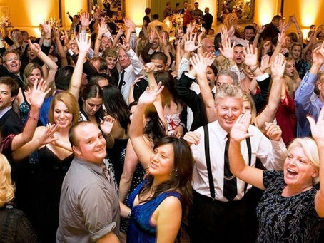 How a Great DJ Keeps the Dance Floor Full