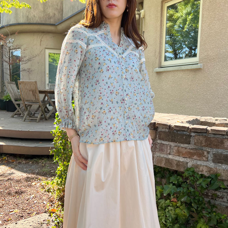 サムネイル： dusty blue sheer floral blouse