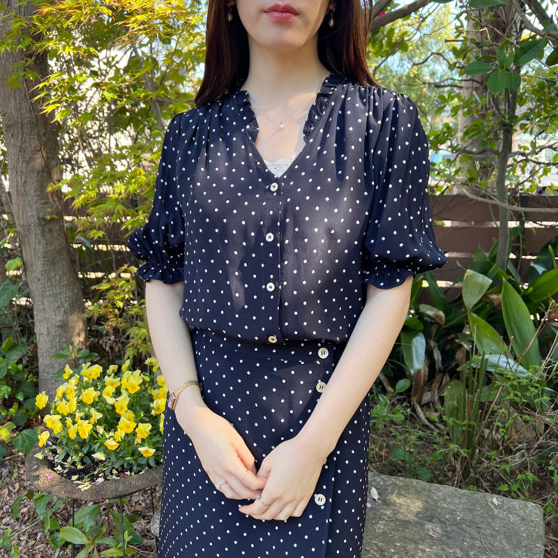 サムネイル： navy polka dot viscose blouse