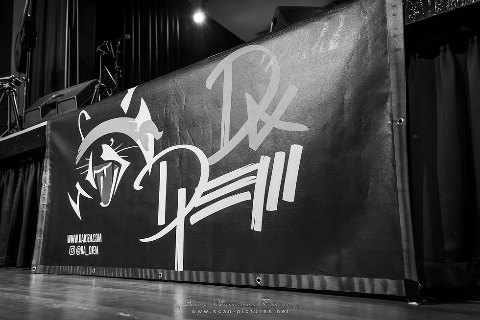 Da Djem Logo Banner beim Live-Konzert