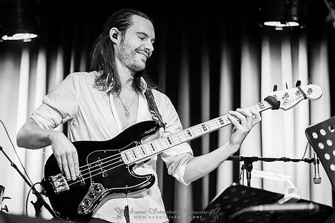 Manuel Dauner beim Live-Konzert am E-Bass