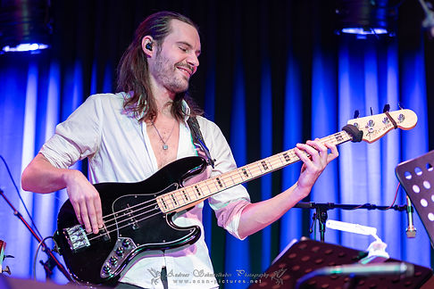 Manuel Dauner beim Live-Konzert am E-Bass